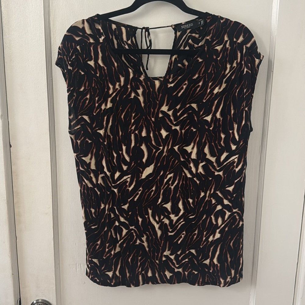 EUC. Soaked in Luxury blouse/tshirt, would also fit size L.